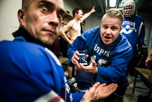 Jani Suopanki sai tällä kertaa digitaalisesti välitetyn MVR-pokaalin avattuaan pelin maalikimaran kauden ensimmäisellään. Kuva: Jussi Leinonen