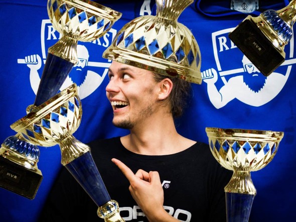Kalle Juntunen palkittiin MVR-pokaalilla ensimmäisen maalinsa ansiosta. Kuva: Otso Alanko