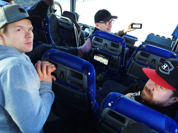 Bussimatka kului rattoisasti NHL-jääkiekkoa handheld deviceltä seuraten ja lujasti keskittyen. Kuva: Jussi Leinonen